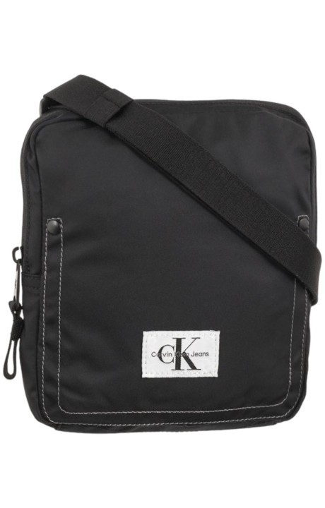 Czarna torba przez ramię Calvin Klein Essential Reporter