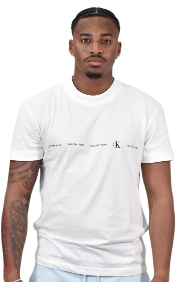 Camiseta Calvin Klein com logotipo frontal branco