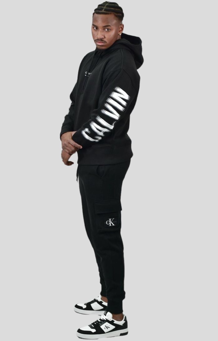Odważny styl miejski: bluza Calvin Klein Illusion, jogger Cargo i dwumateriałowe tenisówki w kolorze czarnym