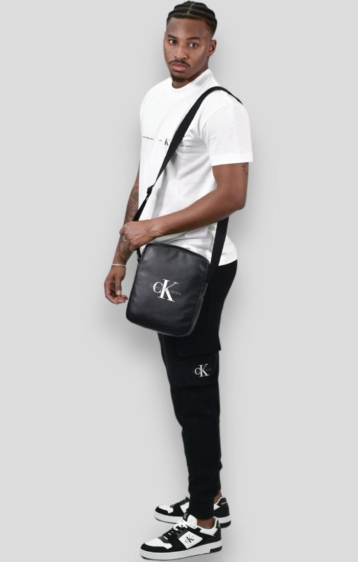 Estilo Sostenible Calvin Klein: Camiseta Fresca, Jogger Negro y Accesorios Urbanos
