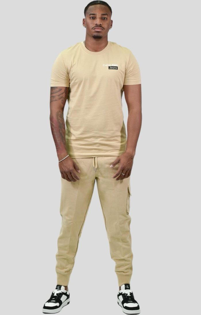 Estilo urbano neutro: camiseta, jogger e tênis Calvin Klein