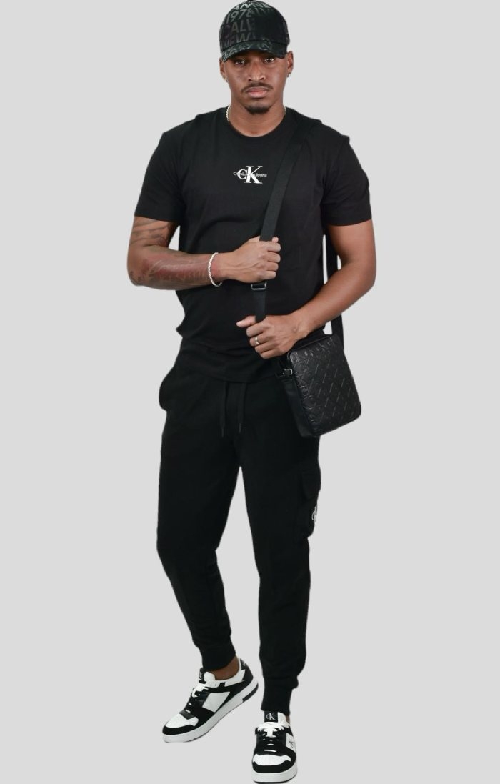 Stile urbano Calvin Klein: cappello, maglietta, jogger, scarpe e borsa in nero