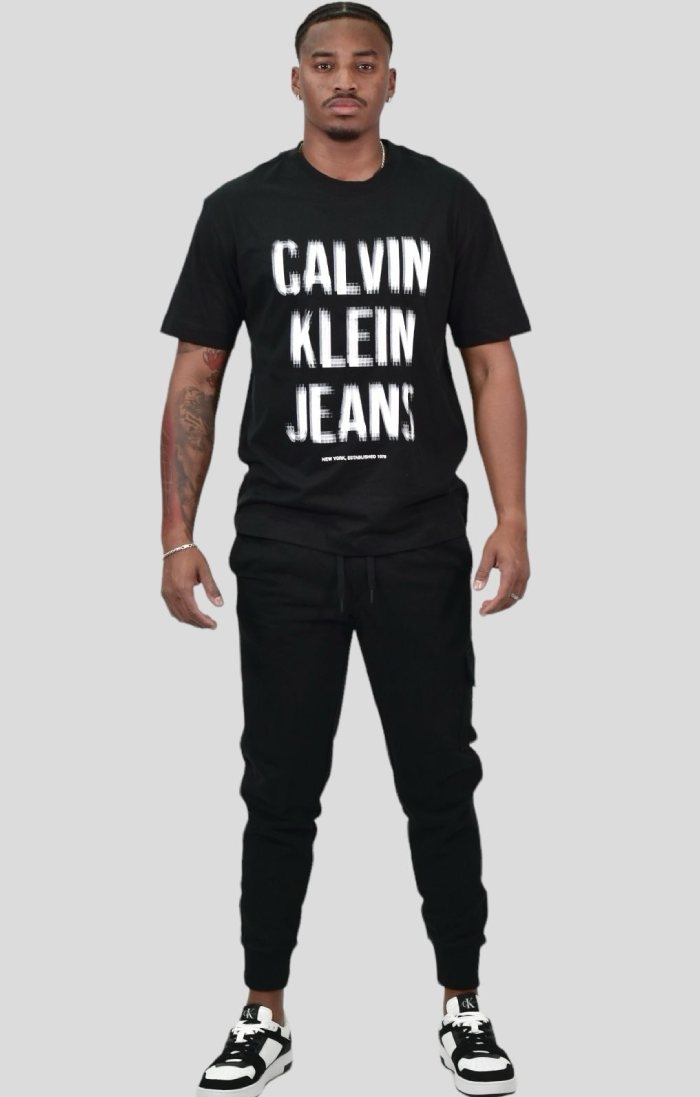 Estilo Urbano Minimalista: Camiseta Illusion Logo, Jogger Cargo y Zapatillas Bimaterial de Calvin Klein en Negro