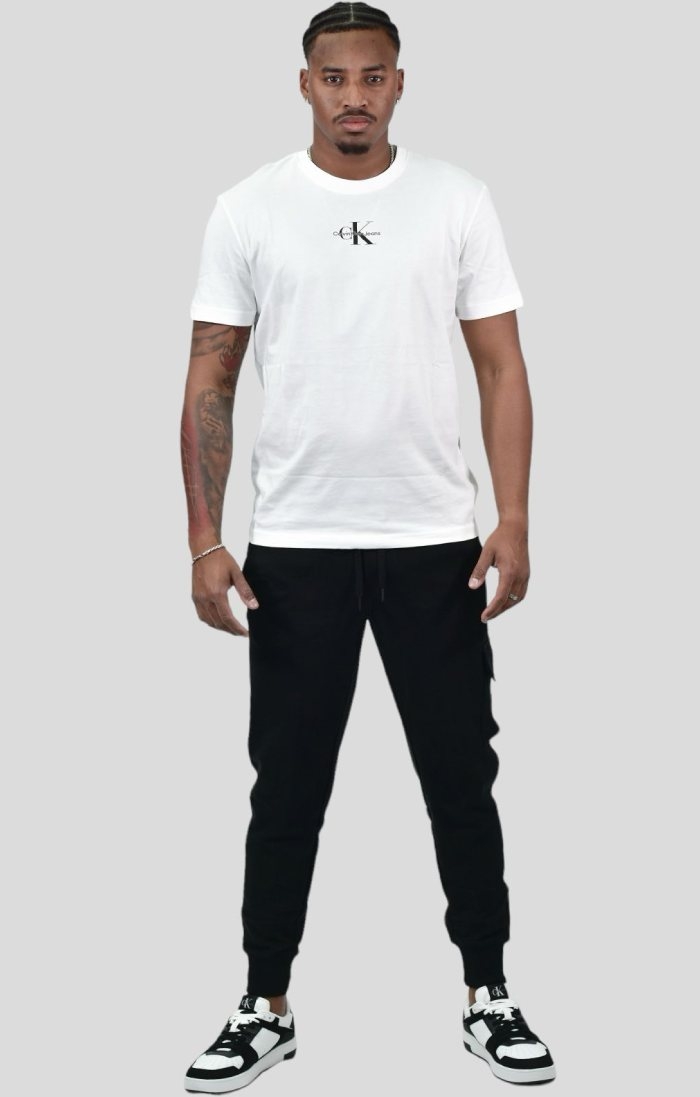 Contraste Elegante: Camiseta Monograma Blanco, Jogger Cargo Negro y Zapatillas Bimaterial de Calvin Klein