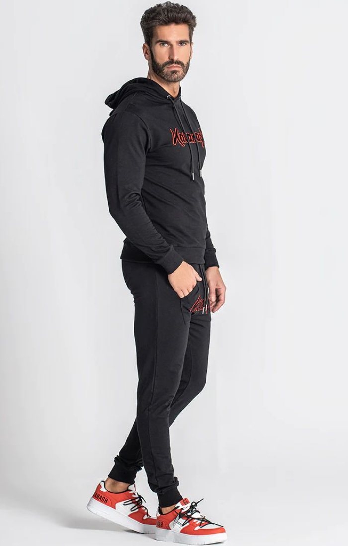 Stile Lavish Outline: T-shirt, pantaloni e slipper avvolti di Gianni Kavanagh in nero